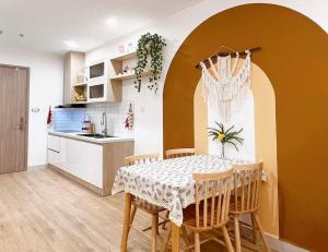 A cozinha ou cozinha compacta de AB homestay VinOcean Park