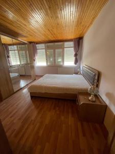 ein Schlafzimmer mit einem großen Bett und einer Holzdecke in der Unterkunft Düden Dream in Antalya
