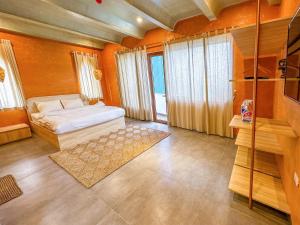 ein Schlafzimmer mit einem Bett und einigen Fenstern in der Unterkunft Eo Gió Có Homestay in Quy Nhon