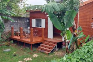 Casa pequeña con porche y terraza en Chalet les Azalées en Le Tampon