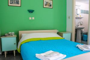 Ένα ή περισσότερα κρεβάτια σε δωμάτιο στο Mirtos Hotel