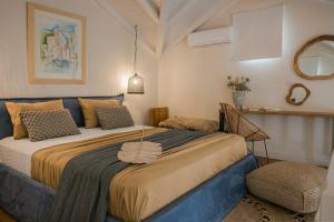 een slaapkamer met een groot bed in een kamer bij Braunis Horio Villas in Asos