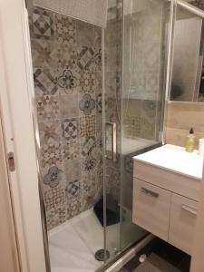 y baño con ducha y puerta de cristal. en LoftMongrando43, en Turín