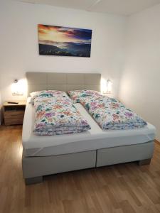een bed met twee kussens in een slaapkamer bij Studio Stefan in Umhausen
