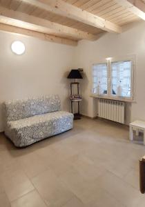 - un salon avec un canapé et 2 fenêtres dans l'établissement La casa di Francesco, à Marina di Pisa
