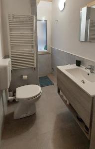 La salle de bains est pourvue de toilettes et d'un lavabo. dans l'établissement La casa di Francesco, à Marina di Pisa