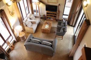 an overhead view of a living room with a couch and chairs at Giraffe Lodge in Hoedspruit