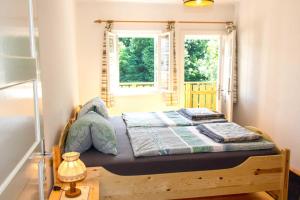 Steinfeld的住宿－Drautal Alm Schönbuch，一间小卧室,配有一张带窗户的床