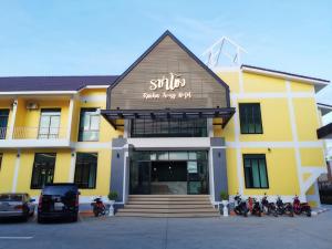ナコンパノムにあるโรงแรมรชาโขง Racha Khong Hotelの黄色の建物