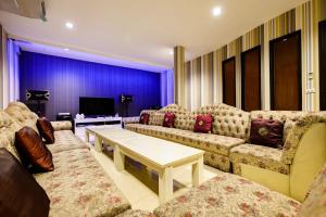 a large living room with couches and a table at Ruen Rattana Resort in Nonthaburi