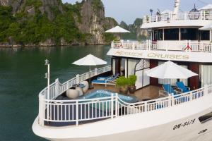 een cruiseschip in het water met een zwembad bij Hermes Cruises in Ha Long