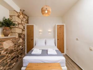 Postel nebo postele na pokoji v ubytování Hamezi Instyle Suite 2 Traditional Sunny Cretan Houses