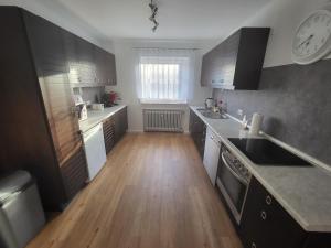 cocina con suelo de madera y ventana grande en Ferienwohnung Wenzel, en Hilders