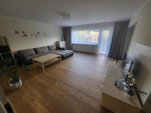 sala de estar con sofá y mesa en Ferienwohnung Wenzel, en Hilders