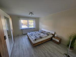 1 dormitorio con cama y ventana en Ferienwohnung Wenzel, en Hilders