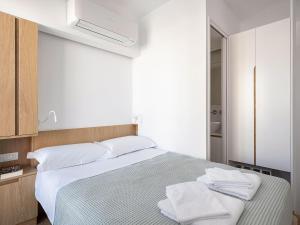 Postel nebo postele na pokoji v ubytování Mythodea Luxury Suites + 14 fotografií