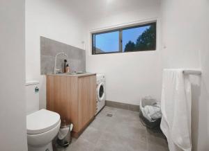 A bathroom at Sunny Lofty Ceiling 3BR Close to Shops