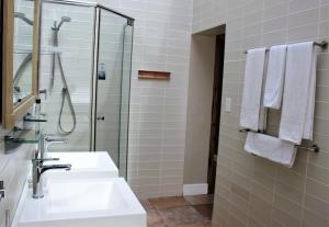 een badkamer met een wastafel en een douche bij Atlantic Villa Boutique Guesthouse in Swakopmund