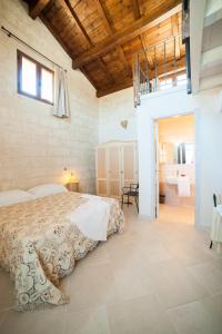 sypialnia z dużym łóżkiem w pokoju w obiekcie Agriturismo La Palascìa Masseria Agreste w mieście Otranto