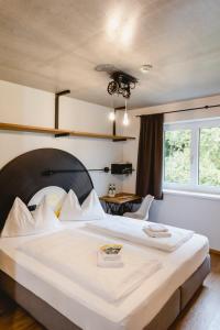um quarto com uma grande cama branca num quarto em zum Sigismund - kiss & sleep em St. Wolfgang
