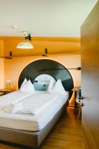 ein Schlafzimmer mit einem großen Bett in einem Zimmer in der Unterkunft zum Sigismund - kiss & sleep in St. Wolfgang