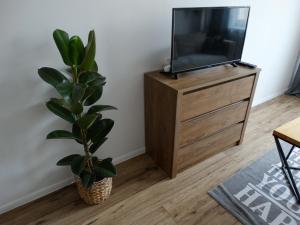Televízia a/alebo spoločenská miestnosť v ubytovaní Sienkiewicza apartament MULTI HOUSE