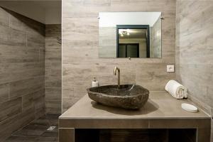 サント・リュシ・ド・ポルト・ヴェッキオにあるVia Mareのバスルーム(石造りの洗面台、鏡付)