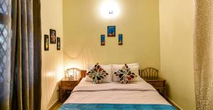 Posteľ alebo postele v izbe v ubytovaní GR Stays WHITE HOUSE 4bhk Private Pool Villa in Calangute