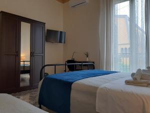 Cette chambre comprend 2 lits et une fenêtre. dans l'établissement "RUNFULÌA" DELUX apartment, à Palerme