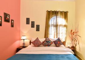 Posteľ alebo postele v izbe v ubytovaní GR Stays WHITE HOUSE 4bhk Private Pool Villa in Calangute