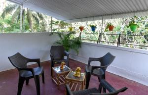 Balkón alebo terasa v ubytovaní GR Stays WHITE HOUSE 4bhk Private Pool Villa in Calangute
