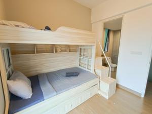 Postel nebo postele na pokoji v ubytování Medini LUXURY Suite, 3min to Legoland,3BR Netflix