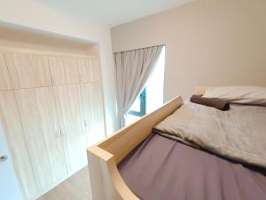 Postel nebo postele na pokoji v ubytování Medini LUXURY Suite, 3min to Legoland,3BR Netflix