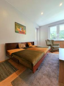 Кровать или кровати в номере Apartamentai ŠERMUKŠNIS