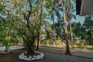 Vonkajšia záhrada v ubytovaní GR Stays WHITE HOUSE 4bhk Private Pool Villa in Calangute