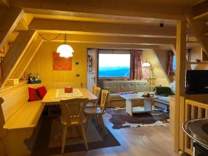 un salon avec une table et un canapé dans l'établissement Cozy Mountain Chalet, à Cavalese