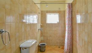 Kúpeľňa v ubytovaní GR Stays WHITE HOUSE 4bhk Private Pool Villa in Calangute