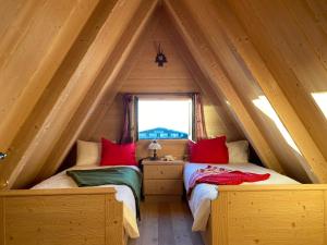 Кровать или кровати в номере Cozy Mountain Chalet