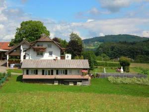 Freiamt的住宿－Ferienwohnung Siglinde Schneider，坐落在郁郁葱葱的绿色田野上的房子