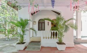 Vonkajšia záhrada v ubytovaní GR Stays WHITE HOUSE 4bhk Private Pool Villa in Calangute