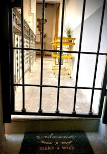 een raam met uitzicht op een kamer met een tafel en stoel bij Casa Mia Maria Margot LODI Self check in in Lodi