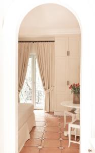 biały pokój z łóżkiem i stołem w obiekcie Mezzatorre Hotel & Thermal Spa w mieście Ischia