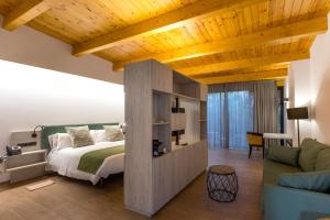 1 dormitorio con cama y techo de madera en Hotel Villa Retiro, en Xerta (Cherta)