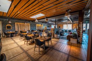 a restaurant with wooden floors and tables and chairs at EuroParcs Poort van Zeeland in Hellevoetsluis