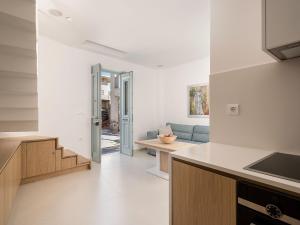 Kuchyň nebo kuchyňský kout v ubytování Mythodea Luxury Suites
