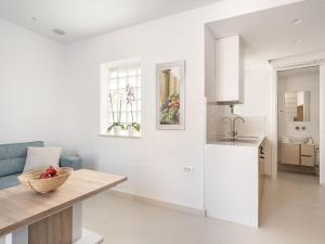 Kuchyň nebo kuchyňský kout v ubytování Mythodea Luxury Suites