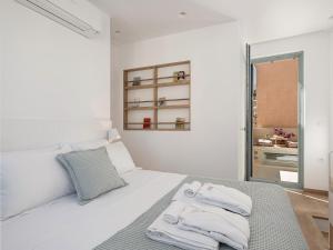 Postel nebo postele na pokoji v ubytování Mythodea Luxury Suites