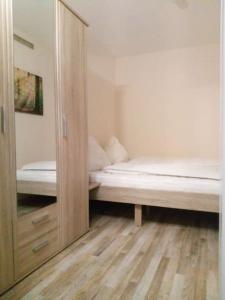 a bedroom with two beds and a large mirror at FeWo Eisblume. Erholung im wunderschönem Harz! in Altenau