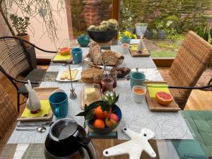 una mesa con alimentos y otros alimentos. en L'Atelier de Gisèle, en Oberhaslach