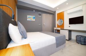 Habitación de hotel con cama y TV de pantalla plana. en HOTEL DESTİLL, en Antalya